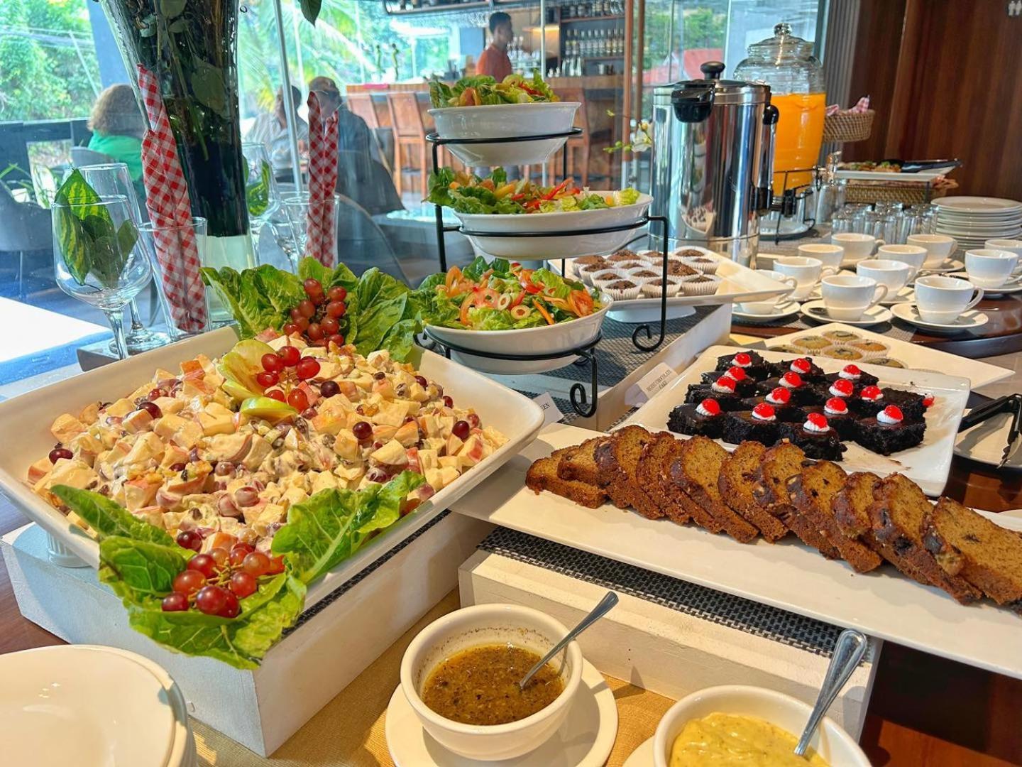 Hayat Sky Towers Hotell Cebu Exteriör bild