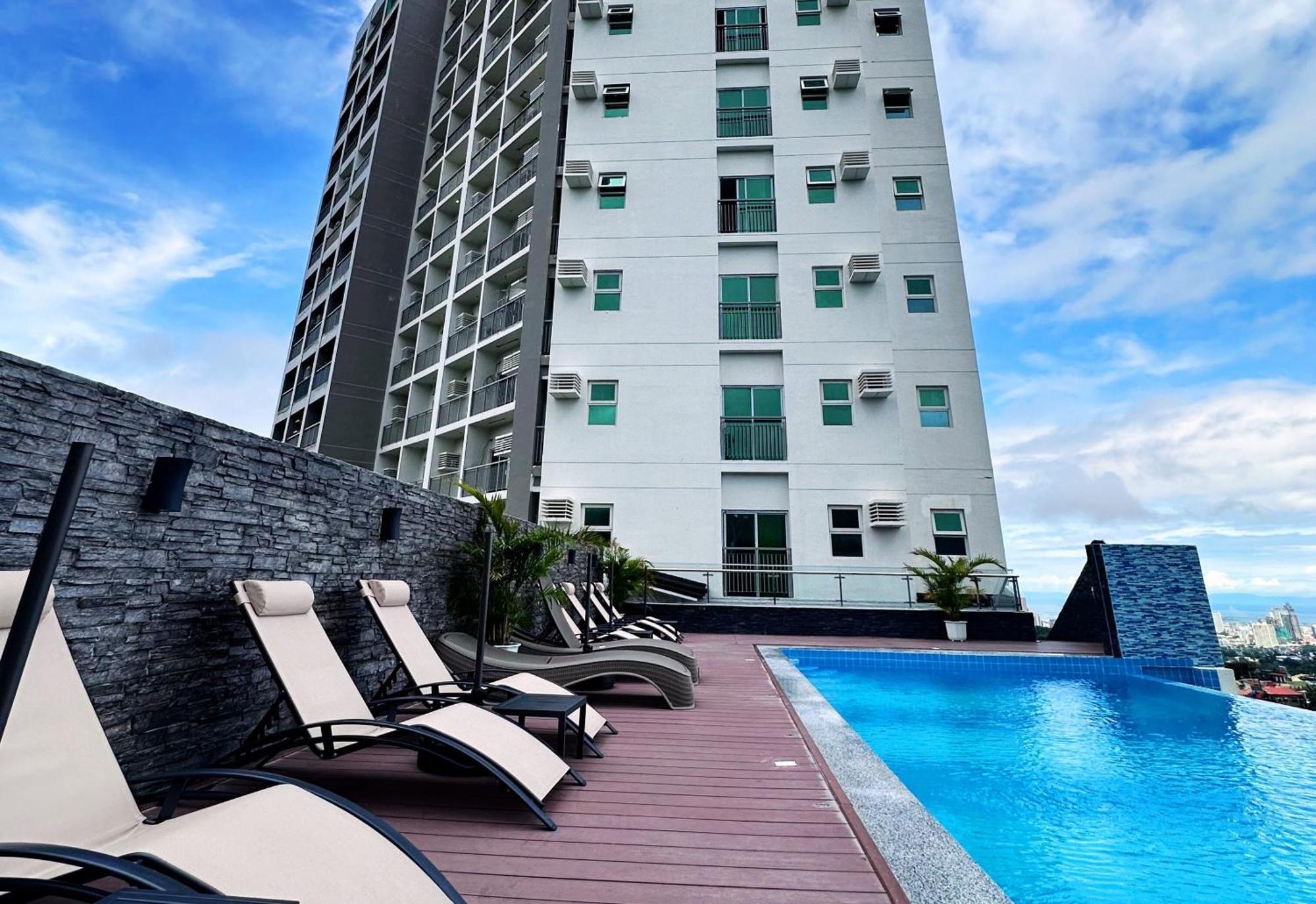 Hayat Sky Towers Hotell Cebu Exteriör bild
