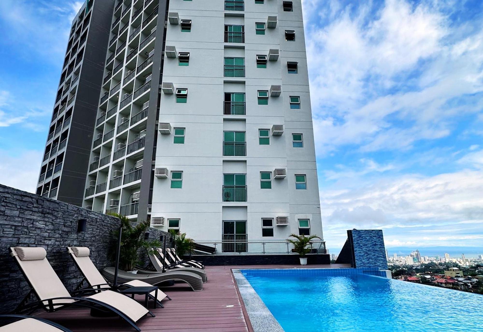 Hayat Sky Towers Hotell Cebu Exteriör bild