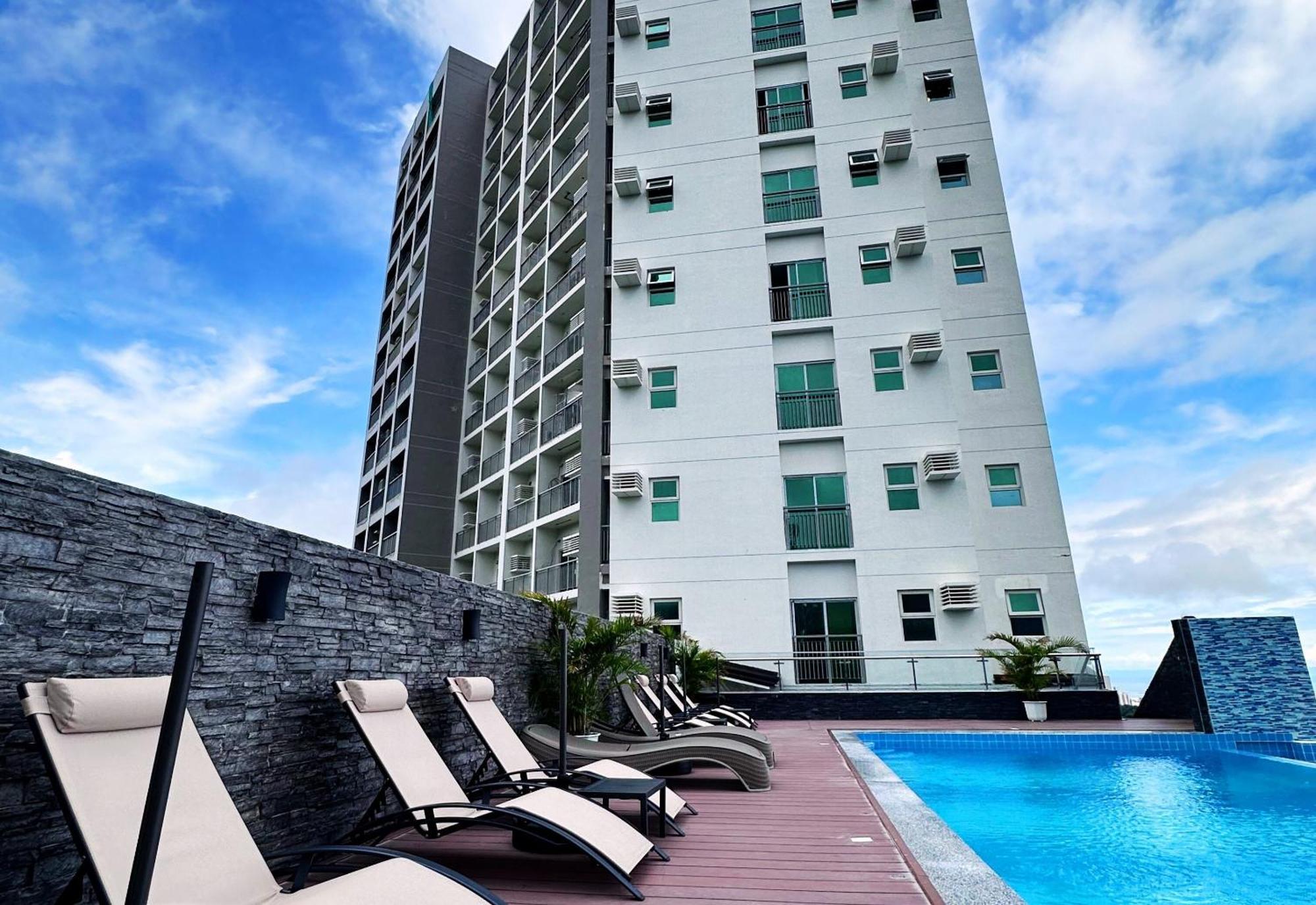 Hayat Sky Towers Hotell Cebu Exteriör bild